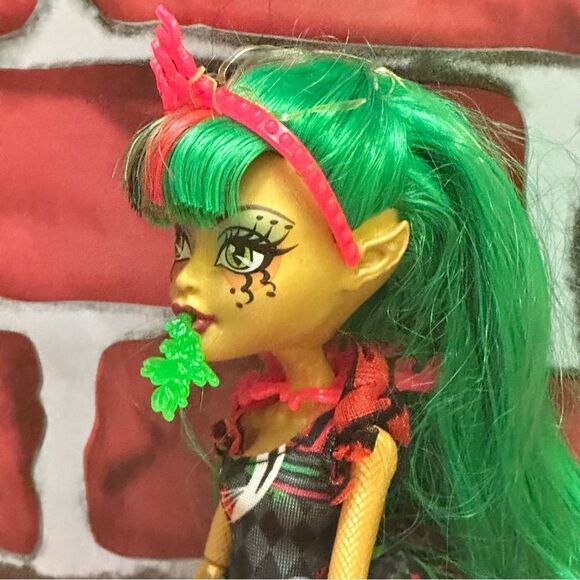 Monster High FREAK DU CHIC Jinafire doll - Picture 8 of 14